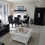 Sailors Vi Jalina Verwarmd Zwembad In Het Hoogseizoen *