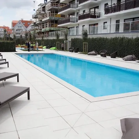 Sailors Vi Jalina Verwarmd Zwembad In Het Hoogseizoen アパート ニーウポールト