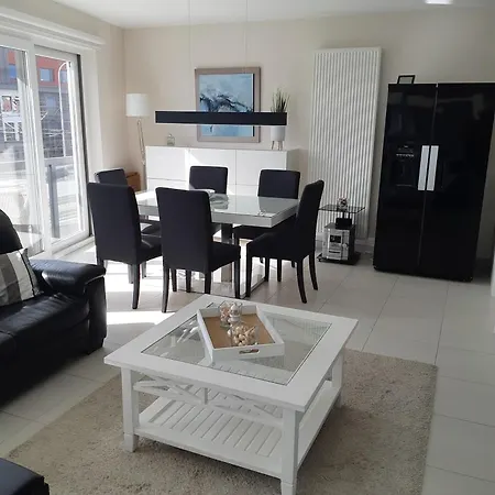 Sailors Vi Jalina Verwarmd Zwembad In Het Hoogseizoen *