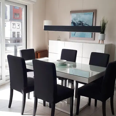 Sailors Vi Jalina Verwarmd Zwembad In Het Hoogseizoen *