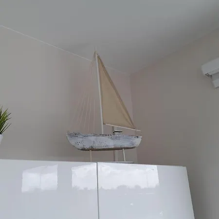 Sailors Vi Jalina Verwarmd Zwembad In Het Hoogseizoen ニーウポールト