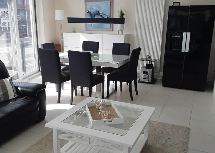 Sailors Vi Jalina Verwarmd Zwembad In Het Hoogseizoen *