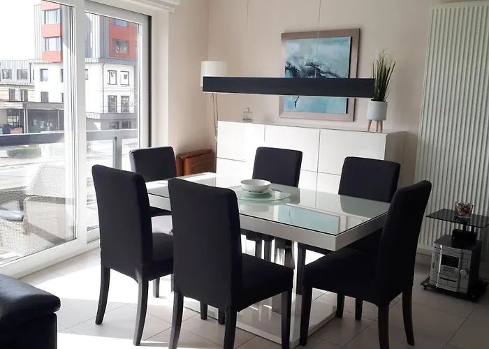 Sailors Vi Jalina Verwarmd Zwembad In Het Hoogseizoen *